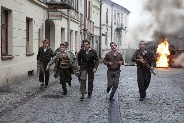 O czym jest książka Kamienie na szaniec? Poznaj jej głębię i bohaterów