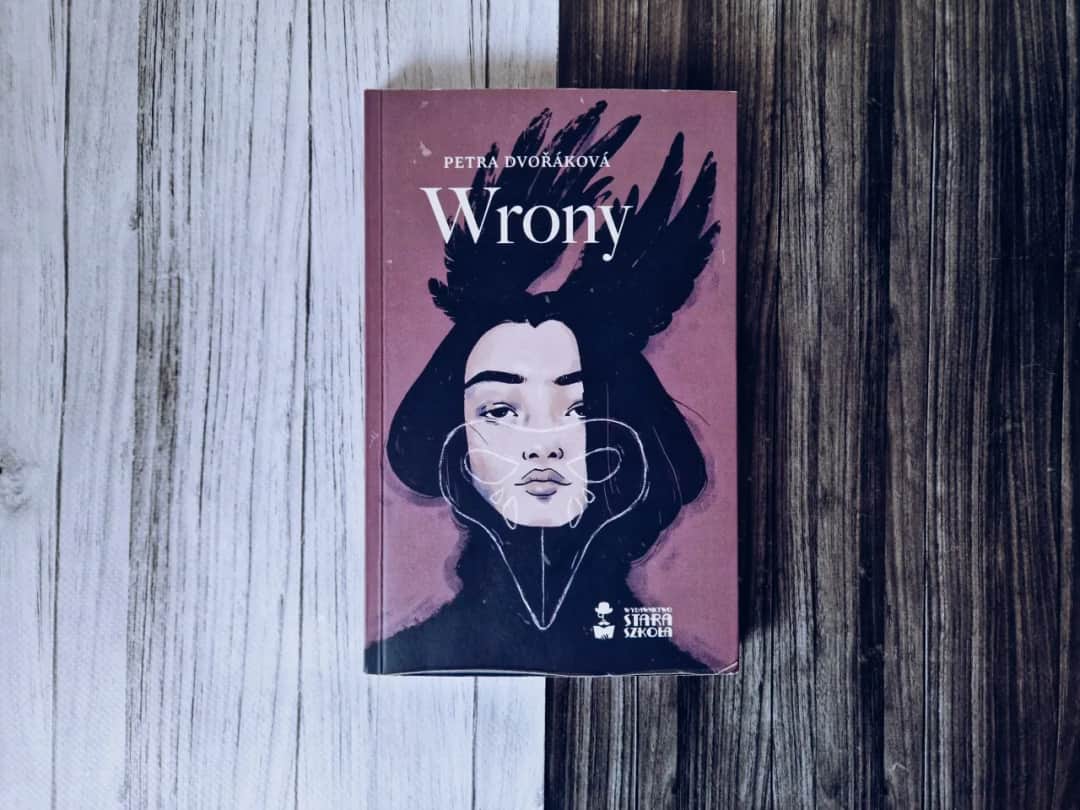 Wrony książka o czym jest: dramatyczna opowieść o rodzinnych tragediach