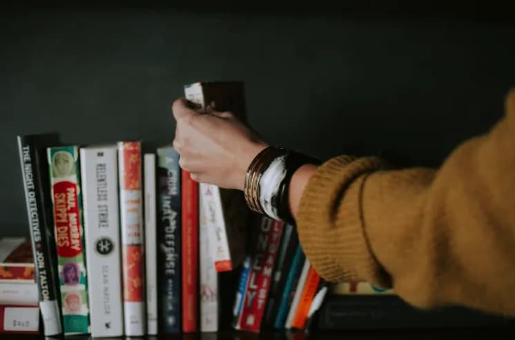 Tytuły książek, które zmienią Twój sposób myślenia o pieniądzach